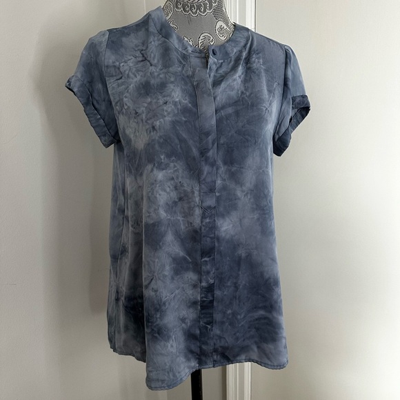 Women's Simply Vera Wang Shirred Neck Blouse. Blue Tie Dye. Button. Soft. Sz: S - Picture 1 of 15
